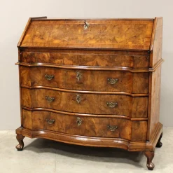 Italienischer Louis XV Sekretär aus Nussholz, 18. Jh.