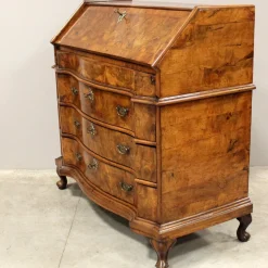 Italienischer Louis XV Sekretär aus Nussholz, 18. Jh.