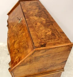 Italienischer Louis XV Sekretär aus Nussholz, 18. Jh.