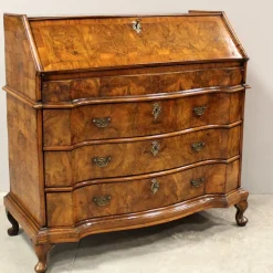 Italienischer Louis XV Sekretär aus Nussholz, 18. Jh.