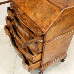 Italienischer Louis XV Sekretär aus Nussholz, 18. Jh.