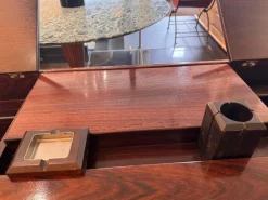 Italienischer Nussholz Schreibtisch mit mehreren Fächern von Bernini, 1960er