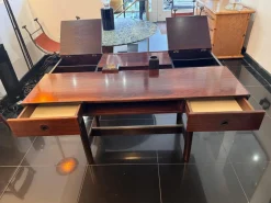 Italienischer Nussholz Schreibtisch mit mehreren Fächern von Bernini, 1960er
