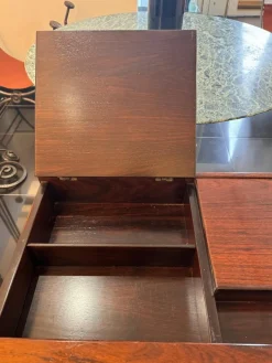 Italienischer Nussholz Schreibtisch mit mehreren Fächern von Bernini, 1960er