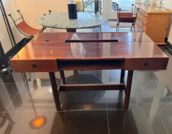 Italienischer Nussholz Schreibtisch mit mehreren Fächern von Bernini, 1960er