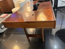 Italienischer Nussholz Schreibtisch mit mehreren Fächern von Bernini, 1960er