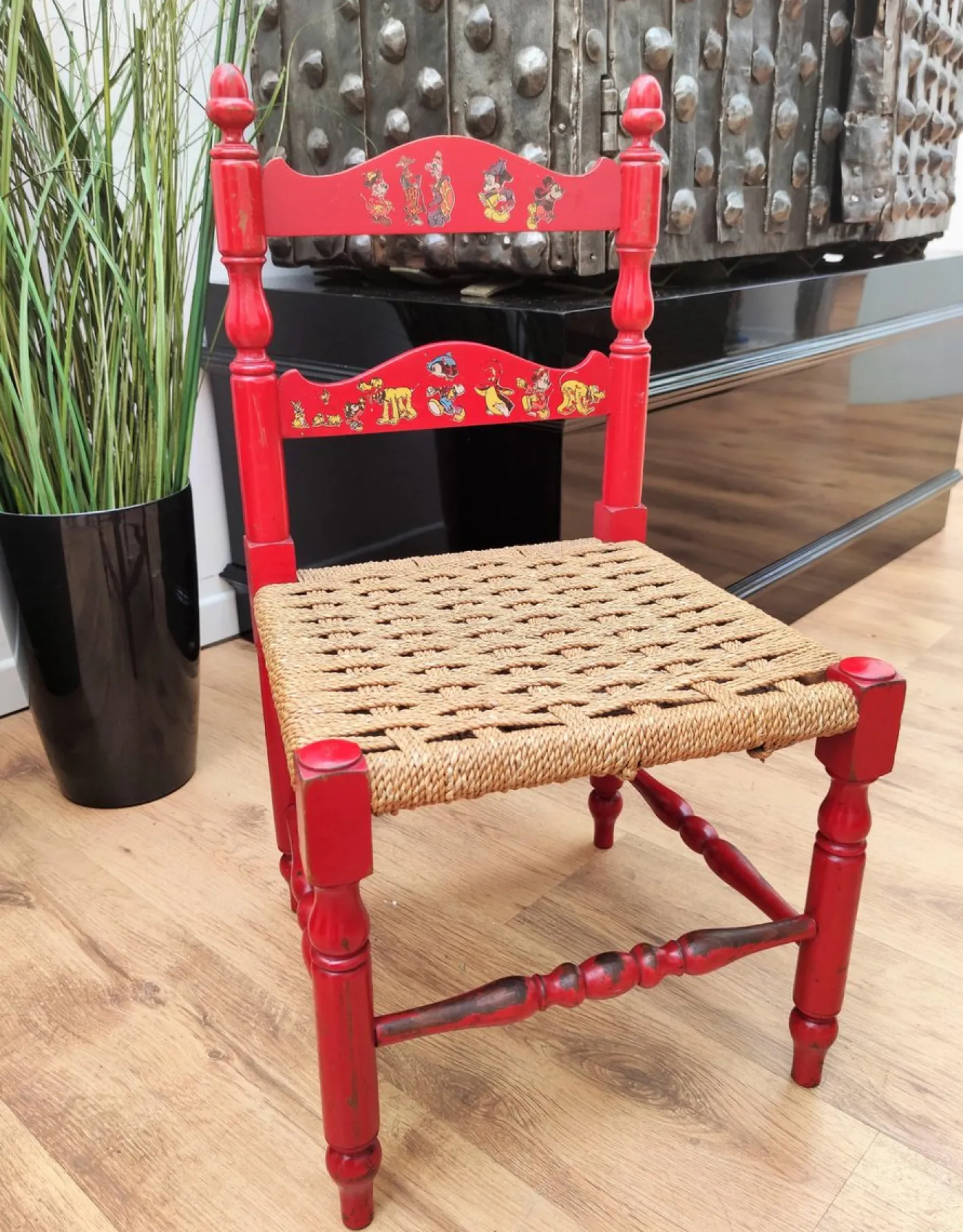 Italienischer Roter Kinderstuhl aus Holz & Seil Binse mit Disney Grafiken