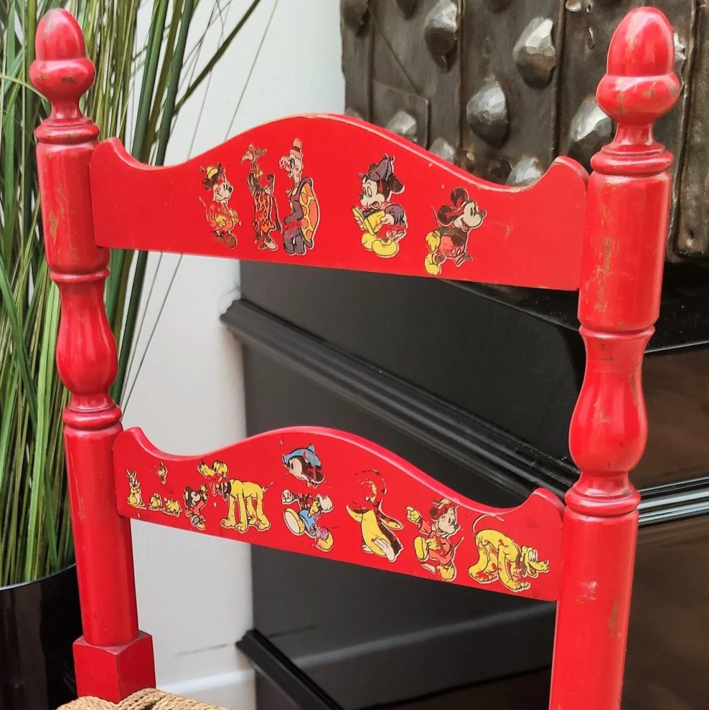 Italienischer Roter Kinderstuhl aus Holz & Seil Binse mit Disney Grafiken