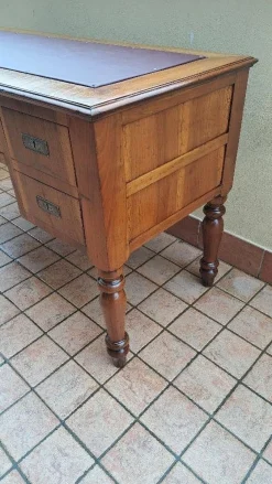 Italienischer Schreibtisch aus Nussholz, 19. Jh
