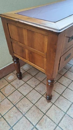 Italienischer Schreibtisch aus Nussholz, 19. Jh