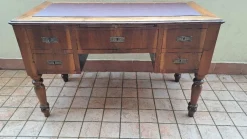 Italienischer Schreibtisch aus Nussholz, 19. Jh