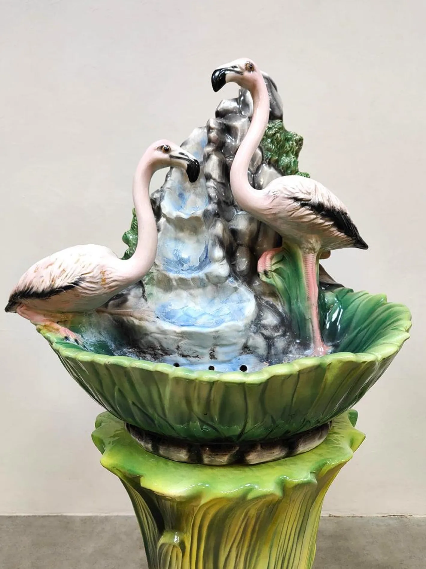 Italienischer Vintage Jugendstil Majolica Brunnenständer aus Keramik in Flamingo-Optik, 1960er