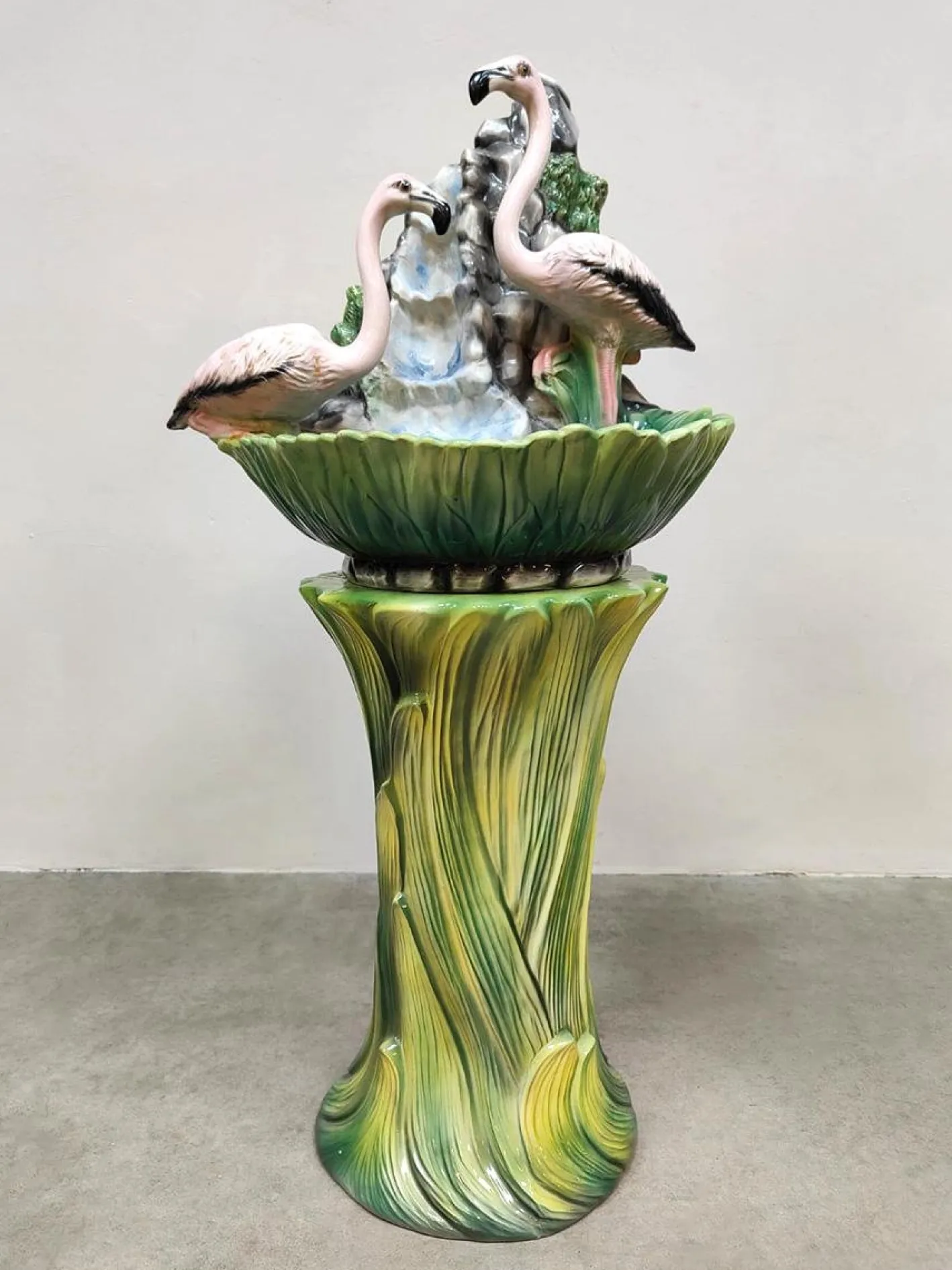 Italienischer Vintage Jugendstil Majolica Brunnenständer aus Keramik in Flamingo-Optik, 1960er