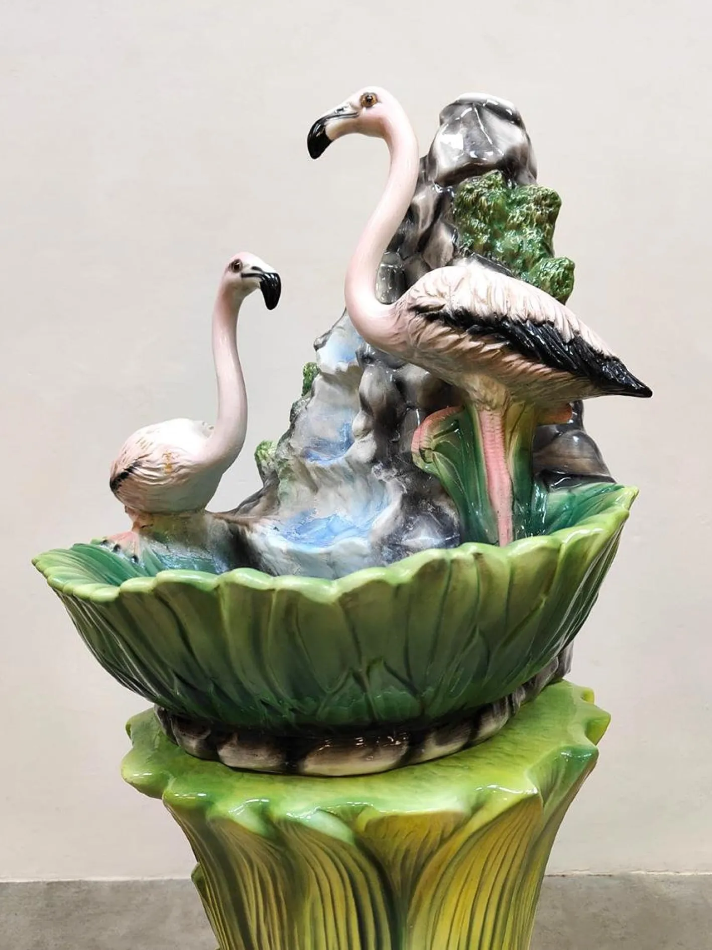 Italienischer Vintage Jugendstil Majolica Brunnenständer aus Keramik in Flamingo-Optik, 1960er