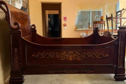Italienisches Bett aus geschnitztem Mahagoni Wurzelholz, 19. Jh.
