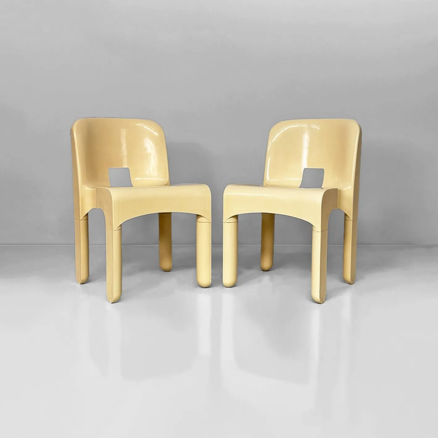 Italienische Space Age Stühle in Creme von Joe Colombo für Kartell, 1970er, 2er Set