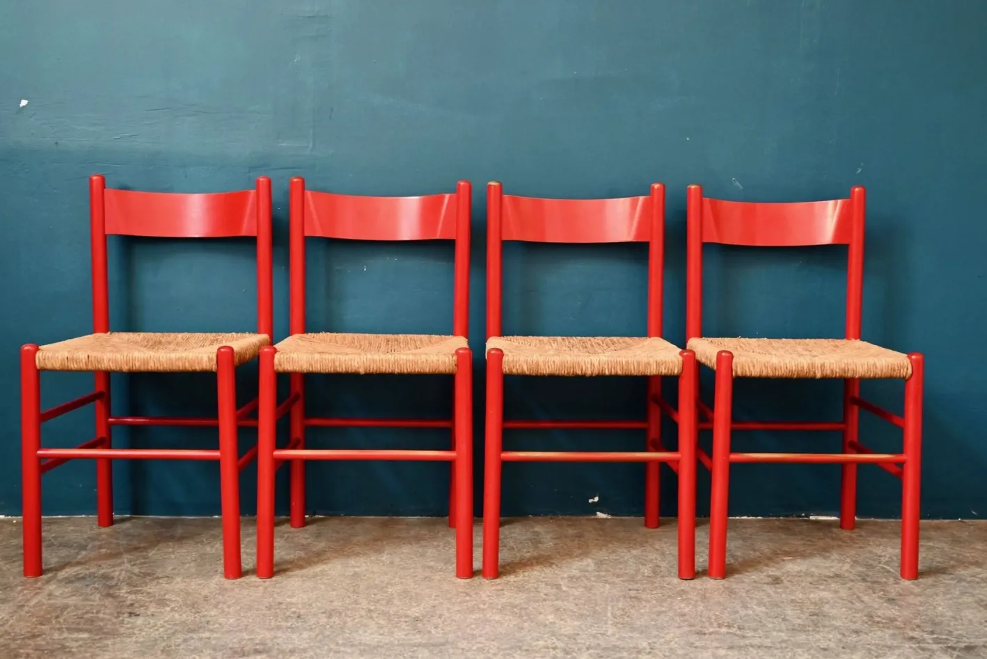 Italienische Vintage Stühle aus rot lackiertem Holz und geflochtenem Stroh, 1960er, 4er Set