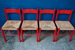 Italienische Vintage Stühle aus rot lackiertem Holz und geflochtenem Stroh, 1960er, 4er Set