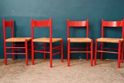 Italienische Vintage Stühle aus rot lackiertem Holz und geflochtenem Stroh, 1960er, 4er Set