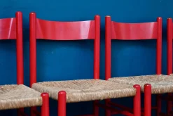 Italienische Vintage Stühle aus rot lackiertem Holz und geflochtenem Stroh, 1960er, 4er Set