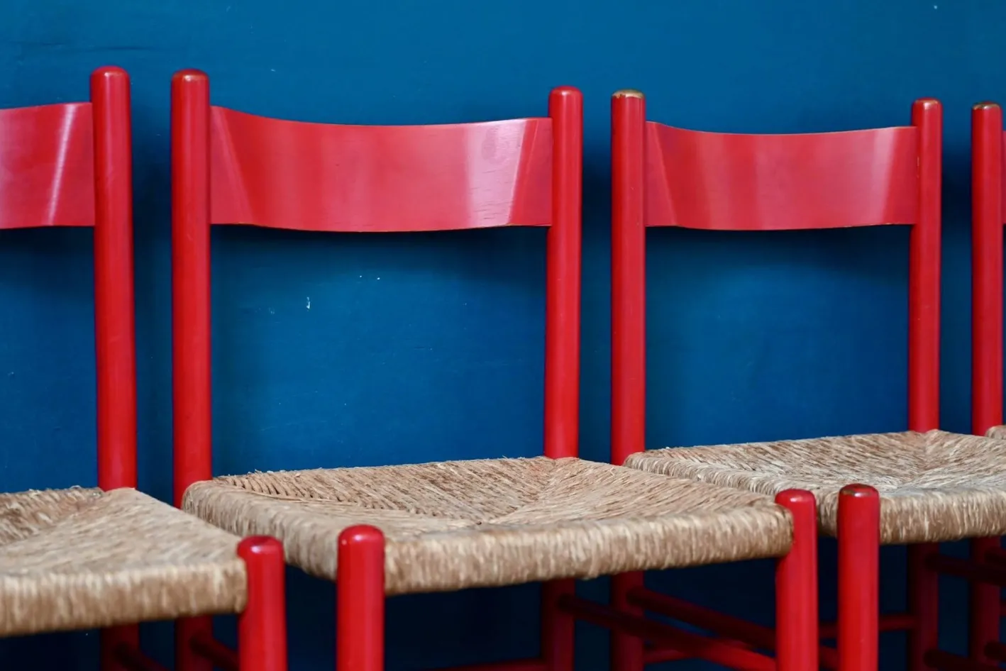 Italienische Vintage Stühle aus rot lackiertem Holz und geflochtenem Stroh, 1960er, 4er Set