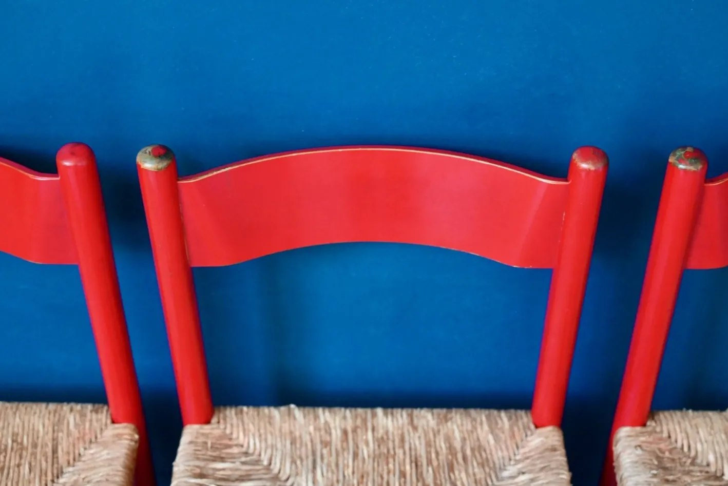 Italienische Vintage Stühle aus rot lackiertem Holz und geflochtenem Stroh, 1960er, 4er Set