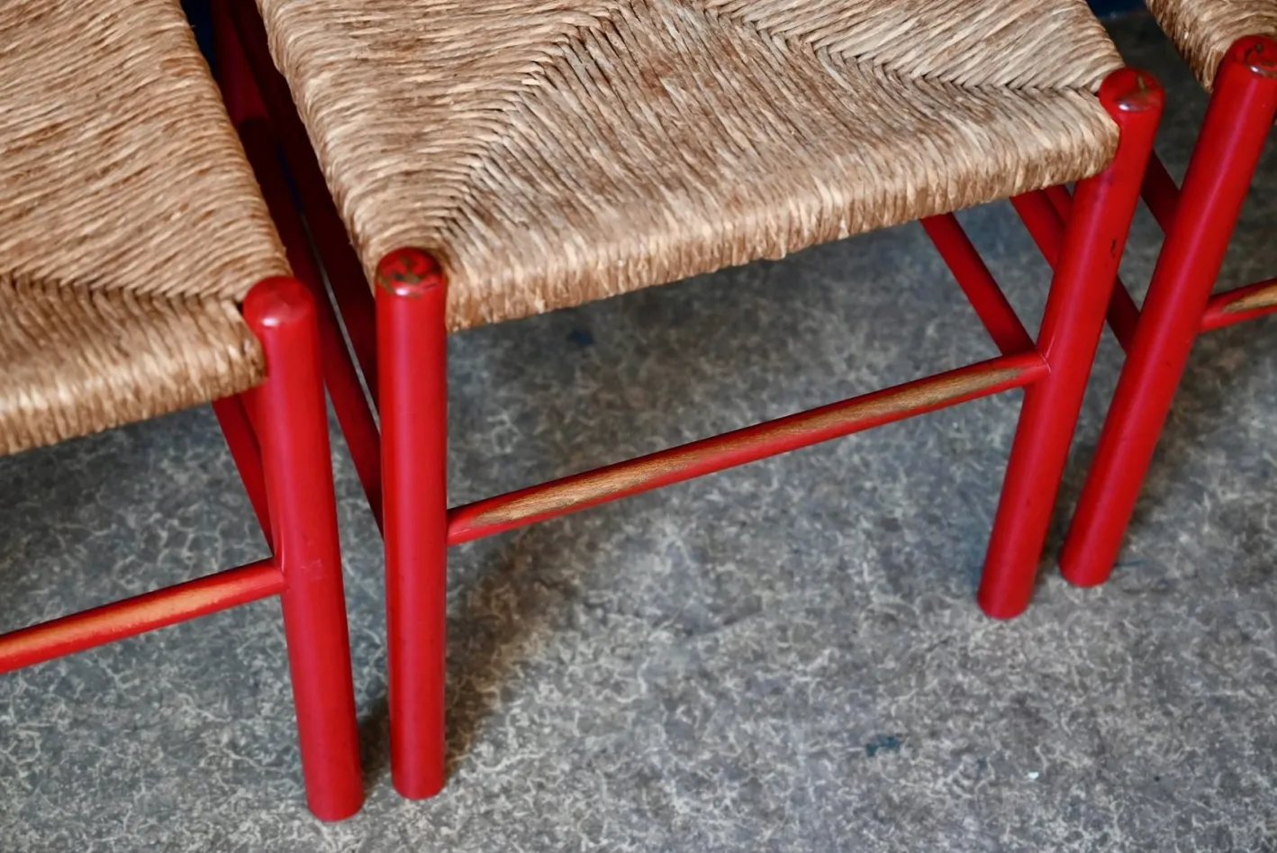 Italienische Vintage Stühle aus rot lackiertem Holz und geflochtenem Stroh, 1960er, 4er Set