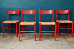 Italienische Vintage Stühle aus rot lackiertem Holz und geflochtenem Stroh, 1960er, 4er Set