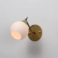 Italienische Vintage Wandleuchte aus grün lackiertem Metall & Opalglas, 1950er