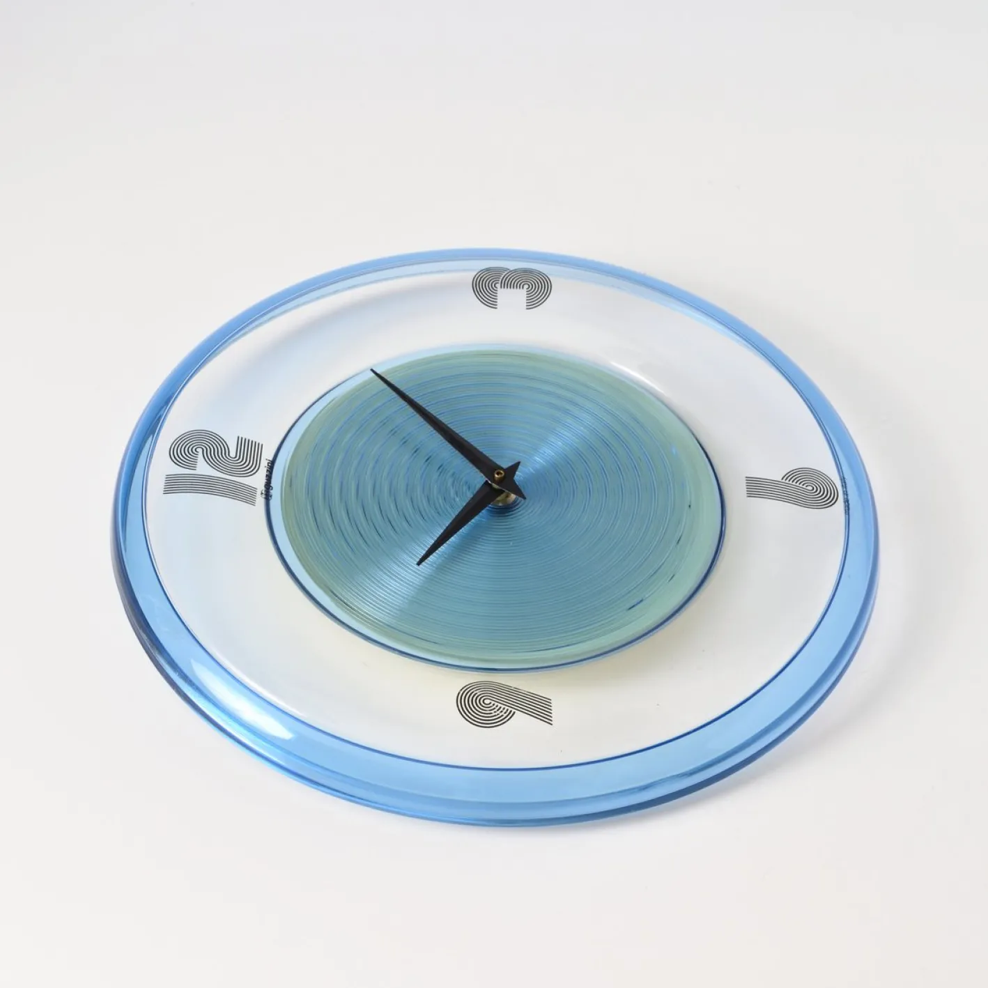 Italienische Wanduhr aus Acryl von Guzzini, 1990er