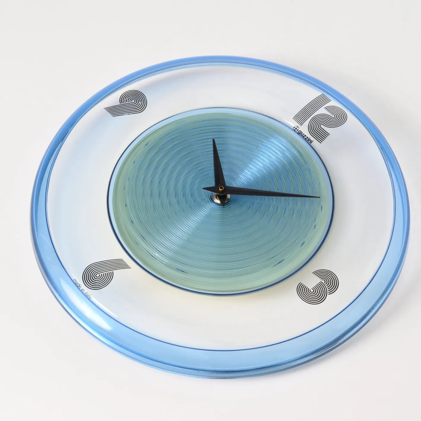 Italienische Wanduhr aus Acryl von Guzzini, 1990er