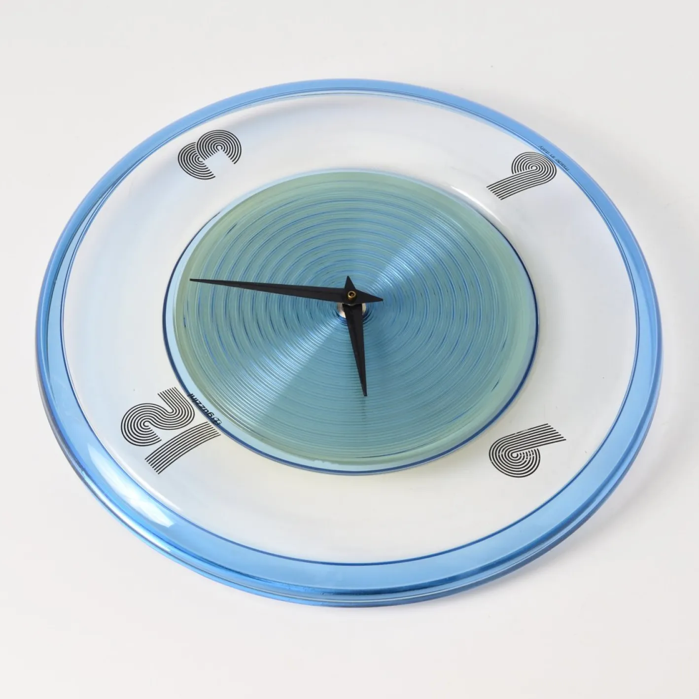 Italienische Wanduhr aus Acryl von Guzzini, 1990er