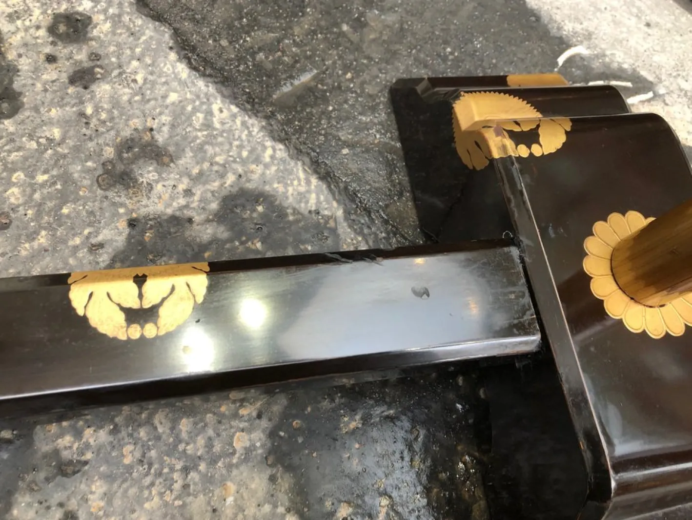 Japanischer Kimonoständer aus schwarzem Lack und Gold