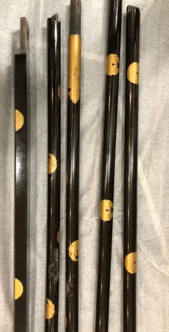 Japanischer Kimonoständer aus schwarzem Lack und Gold