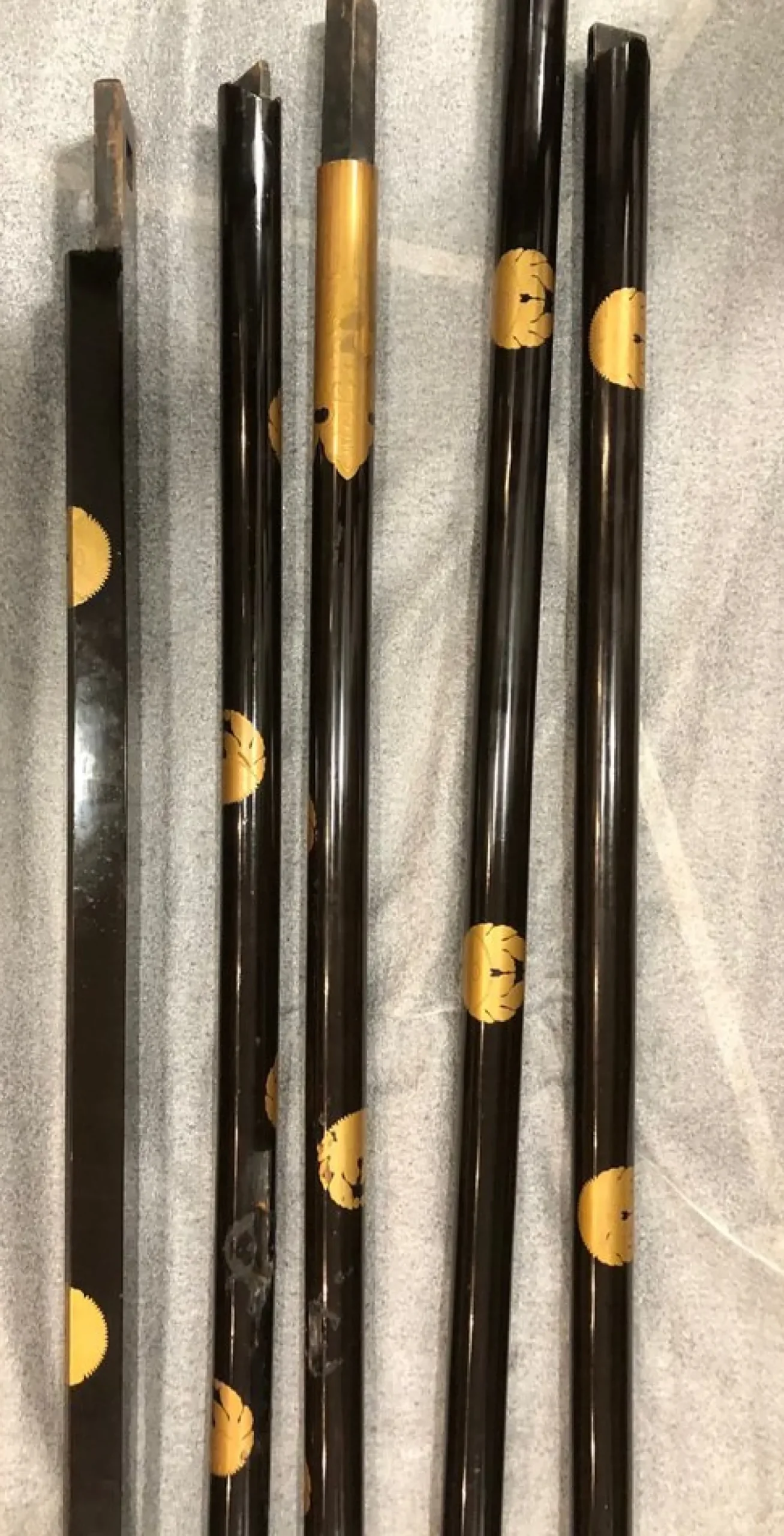 Japanischer Kimonoständer aus schwarzem Lack und Gold