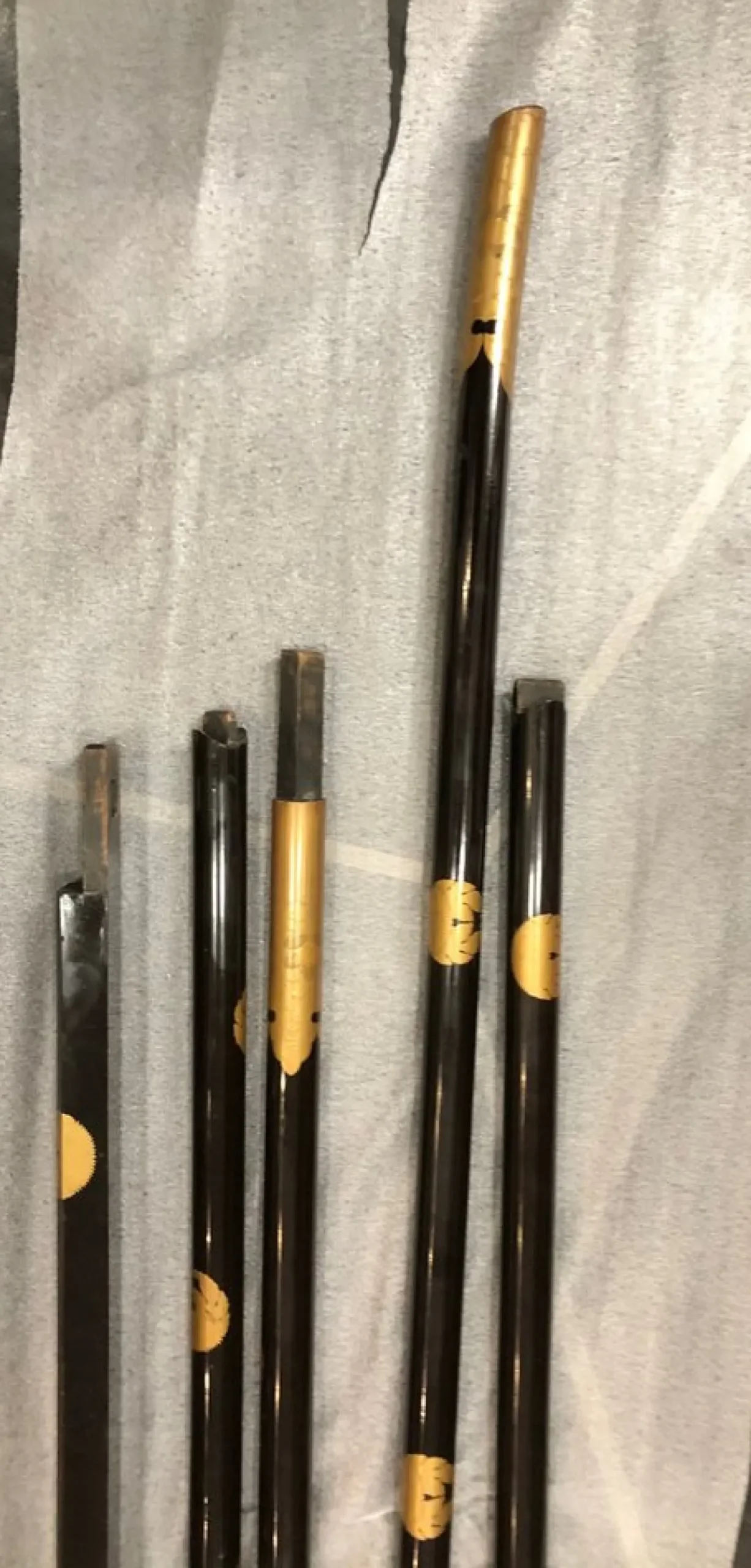 Japanischer Kimonoständer aus schwarzem Lack und Gold