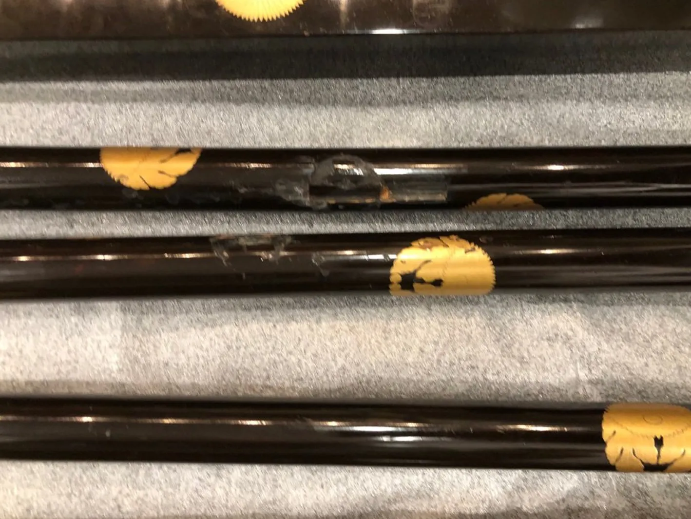 Japanischer Kimonoständer aus schwarzem Lack und Gold