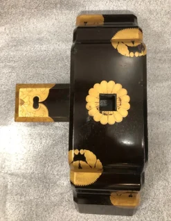 Japanischer Kimonoständer aus schwarzem Lack und Gold