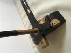 Japanischer Kimonoständer aus schwarzem Lack und Gold