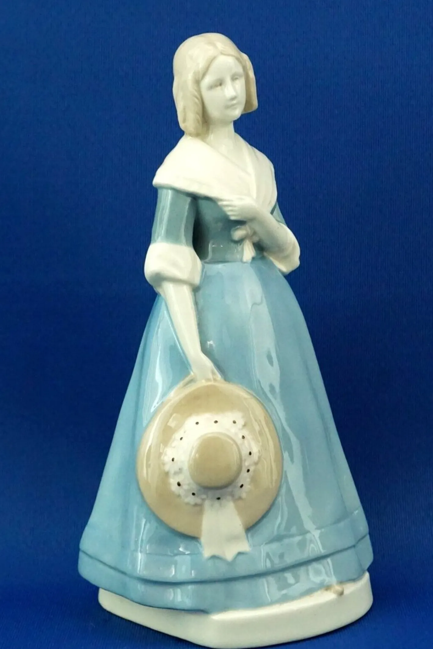 20. Jh. Jugendstil Keramikskulptur einer Dame von Amphora, Österreich, 1890er