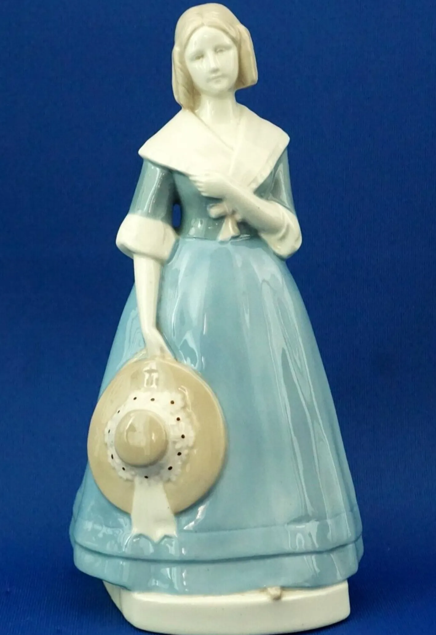 20. Jh. Jugendstil Keramikskulptur einer Dame von Amphora, Österreich, 1890er