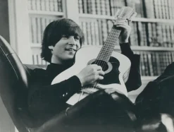 John Lennon mit Gitarre, 1970er, Schwarz-Weiß-Fotografie