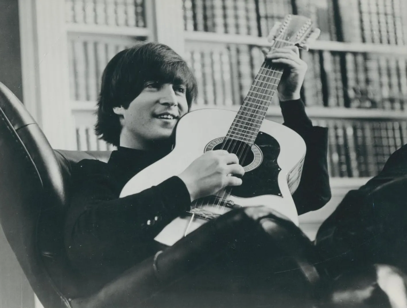 John Lennon mit Gitarre, 1970er, Schwarz-Weiß-Fotografie