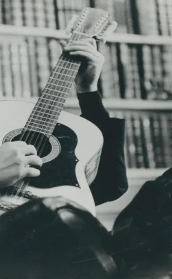 John Lennon mit Gitarre, 1970er, Schwarz-Weiß-Fotografie