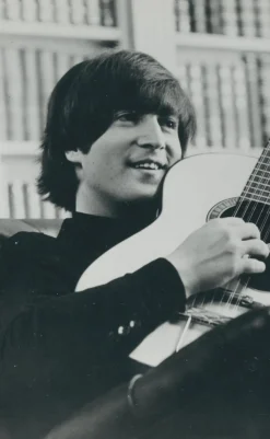 John Lennon mit Gitarre, 1970er, Schwarz-Weiß-Fotografie