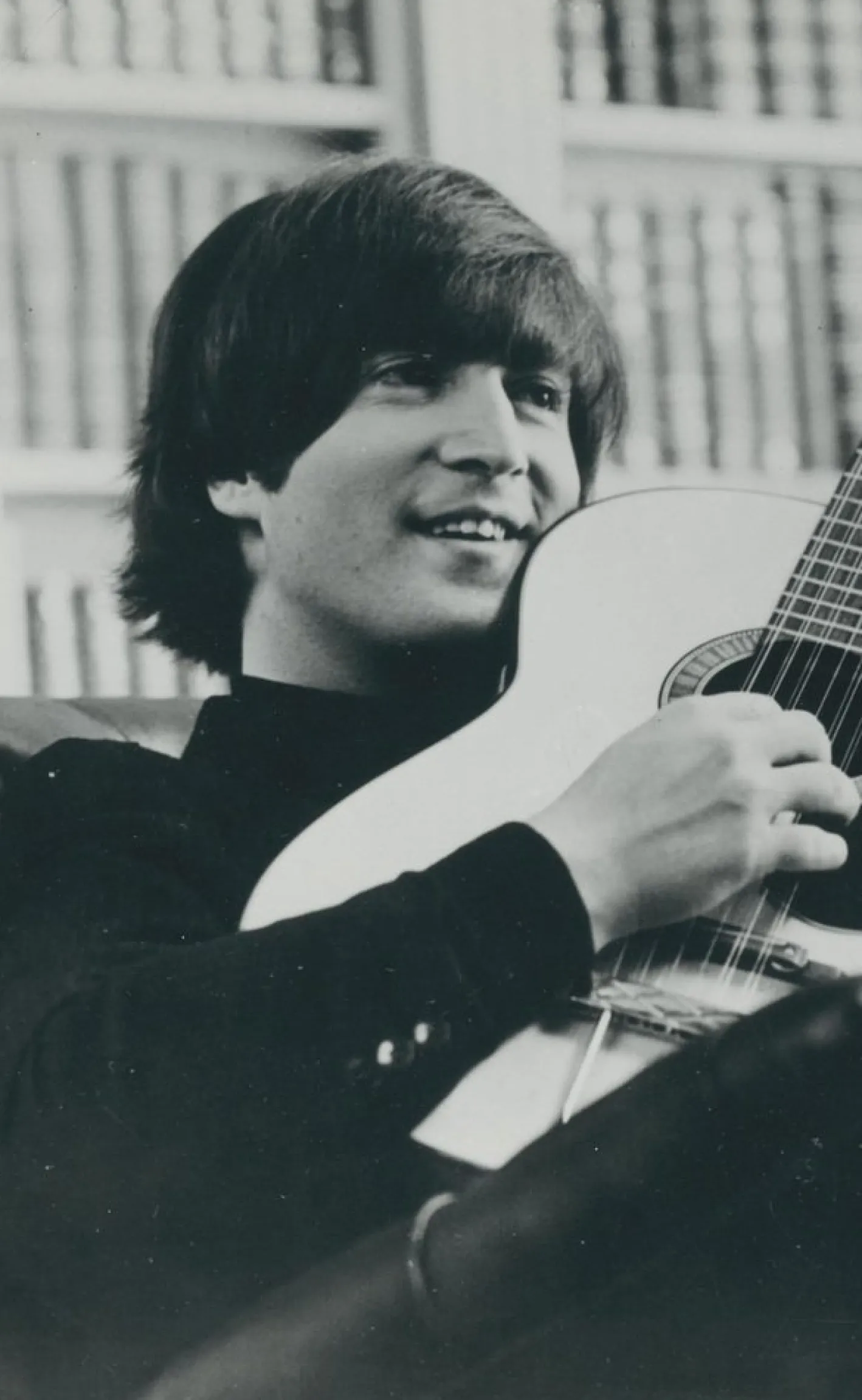 John Lennon mit Gitarre, 1970er, Schwarz-Weiß-Fotografie