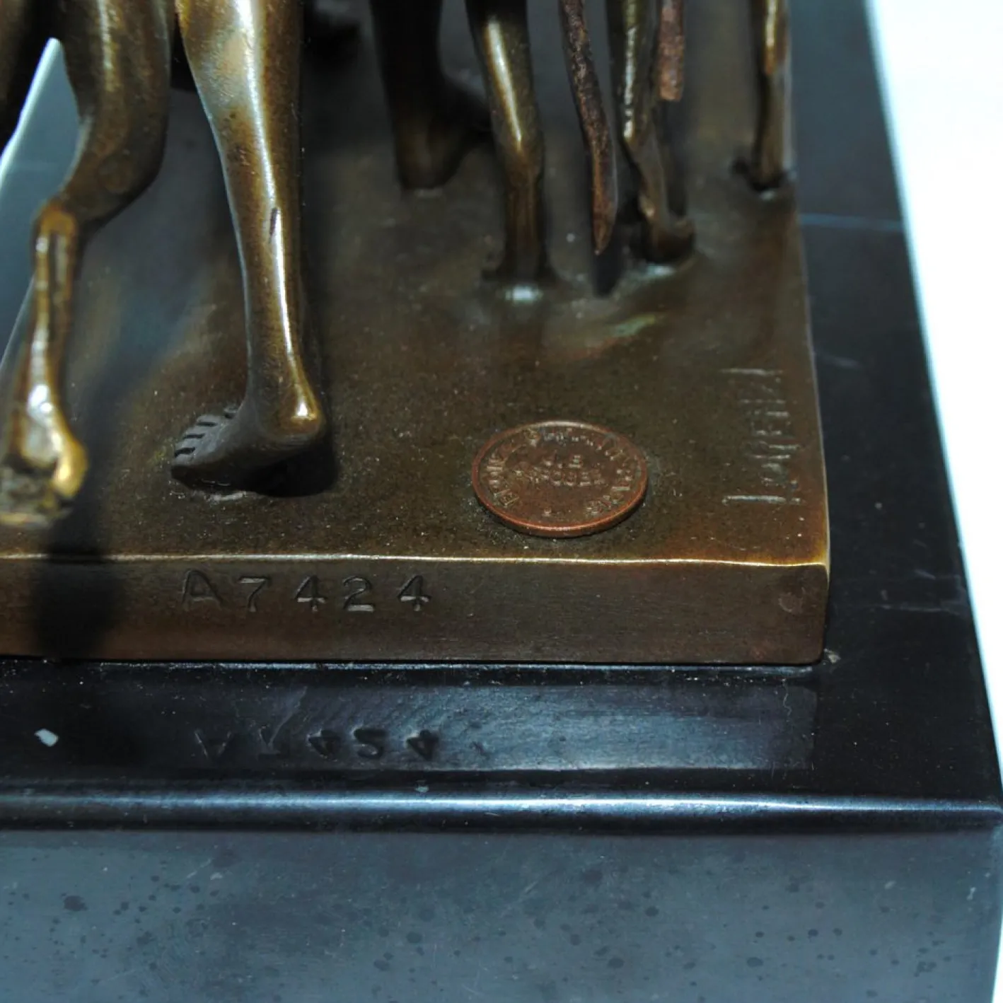 Josef Lorenzl, Art Deco Frauenakt mit Hunden, 1920er, Bronze auf Marmorsockel
