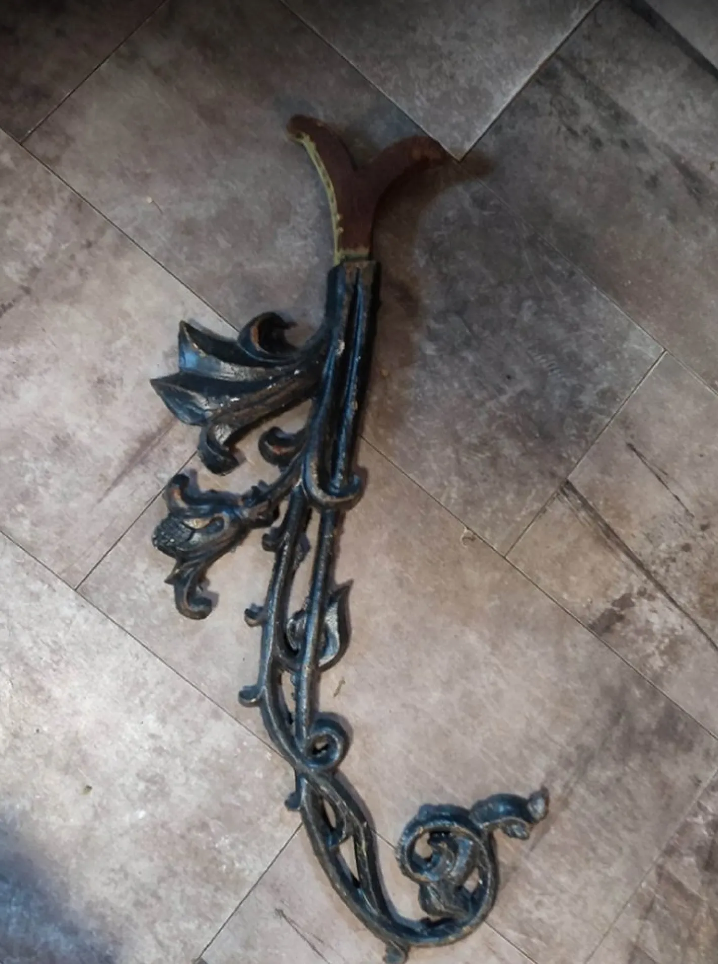 Jugendstil Arm aus Gusseisen mit Blumen für eine Laterne