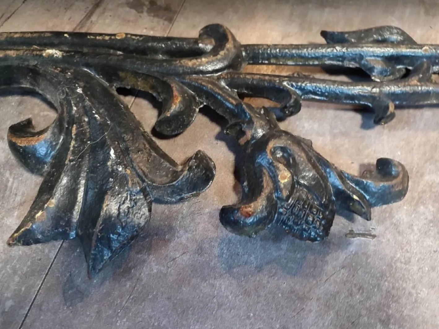 Jugendstil Arm aus Gusseisen mit Blumen für eine Laterne