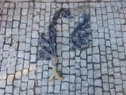 Jugendstil Arm aus Gusseisen mit Blumen für eine Laterne